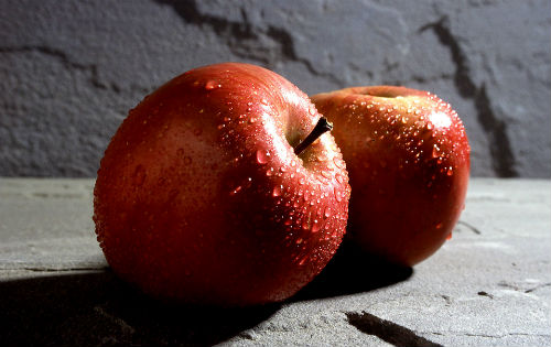 В этот день супруги должны съесть по красному яблоку.
