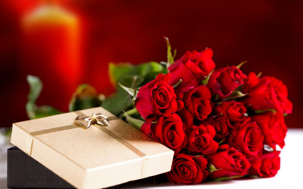 Коробка с подарком и букет роз.