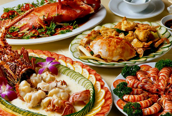 На столе должны присутствовать блюда из морепродуктов. 