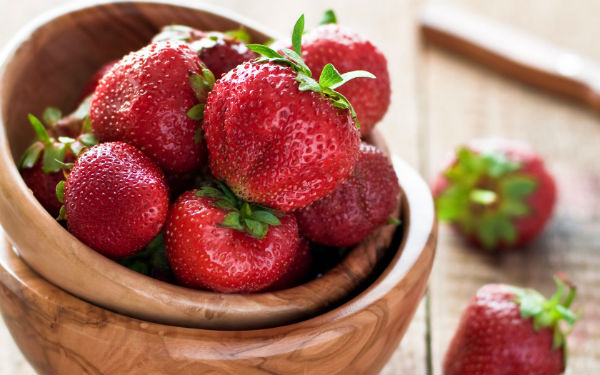 На столе должны присутствовать красные ягоды или фрукты. 