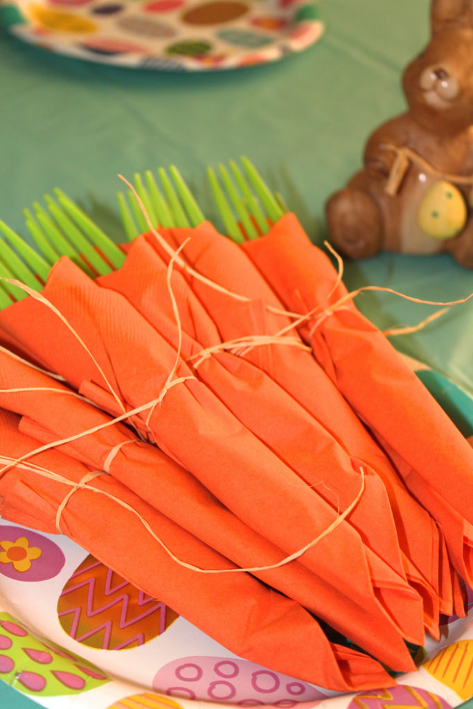 Как сделать морковь из салфетки и вилки своими руками