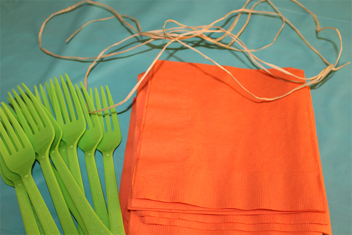 Как сделать морковь из салфетки и вилки своими руками