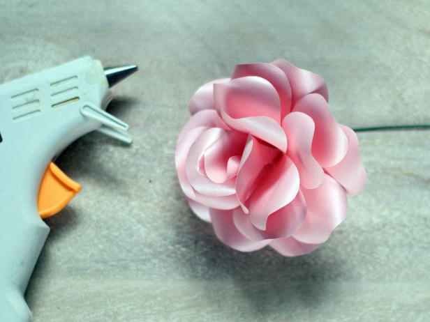 Как сделать розу из бумаги, бумажных украшений, фетра, ленты и других материалов (15 мастер-классов)