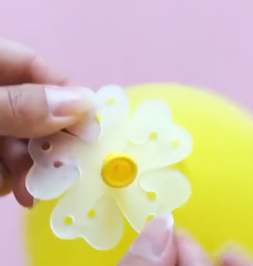 Как сделать ромашку из воздушных шаров своими руками