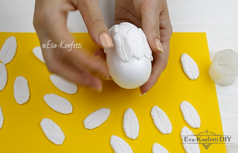 Как сделать декоративные Пасхальные подвесные яйца с декором «перьями»
